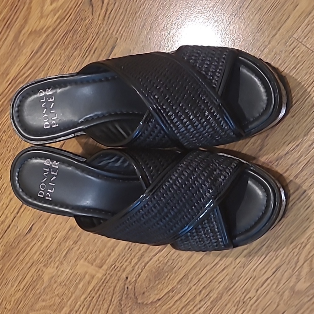 Donald Pliner Ilonar wedge black sandal.